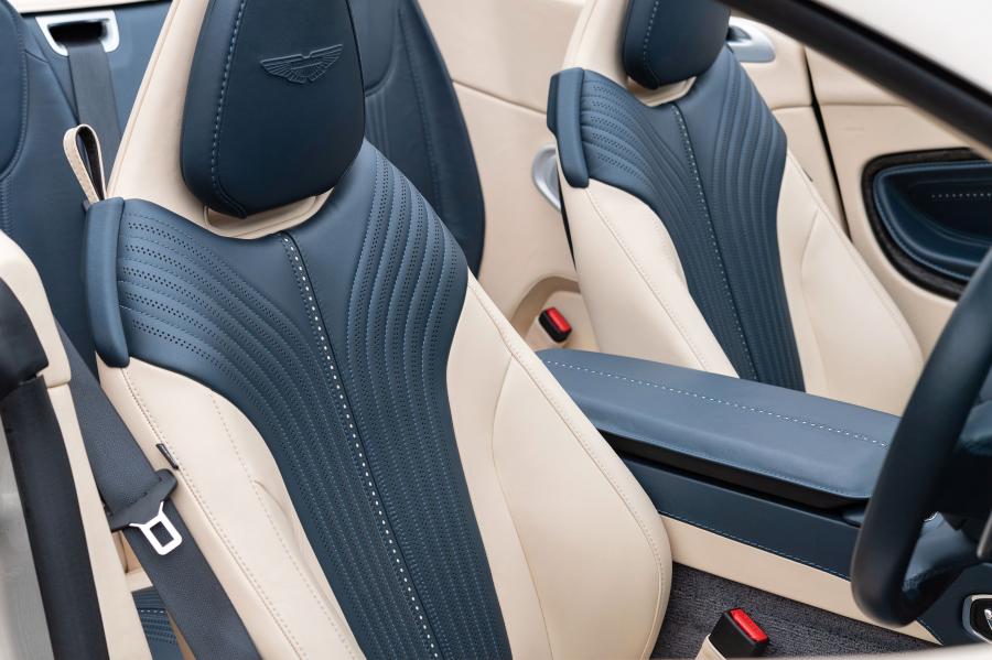 Интерьер Aston Martin DB11 V8 Volante 2018 года  (UK) (фото 7 из 40)